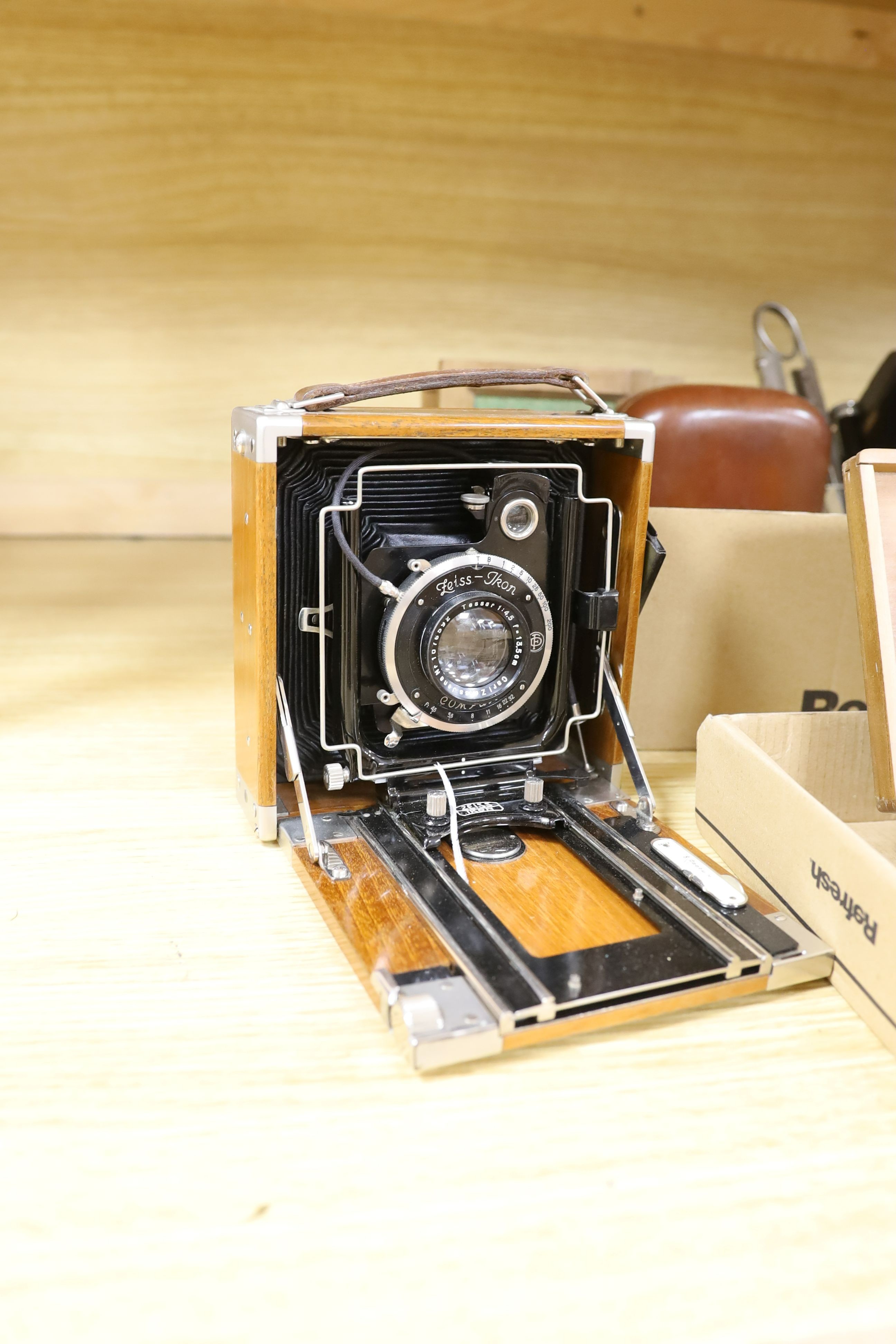 Mixed 20th century photographic equipment to include a cased Zeiss-Ikon Compur plate camera, a Zeiss-Ikon Klio, aKodak Retina iia, a Kodak colouring set, etc